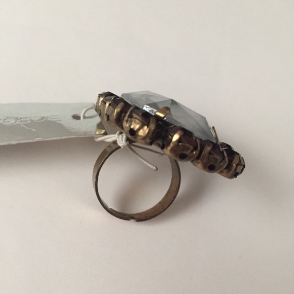 BCBGENERATION BIG COCKTAIL RING FAUX DIAMOND GOLD - Picture 3 of 6